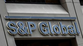 S&P: Αναθεωρεί Όλες τις Οικονομικές Προβλέψεις Μετά τους Δασμούς Τραμπ
